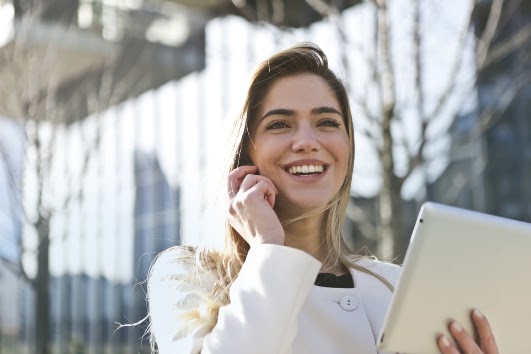 Donna sorridente con tablet